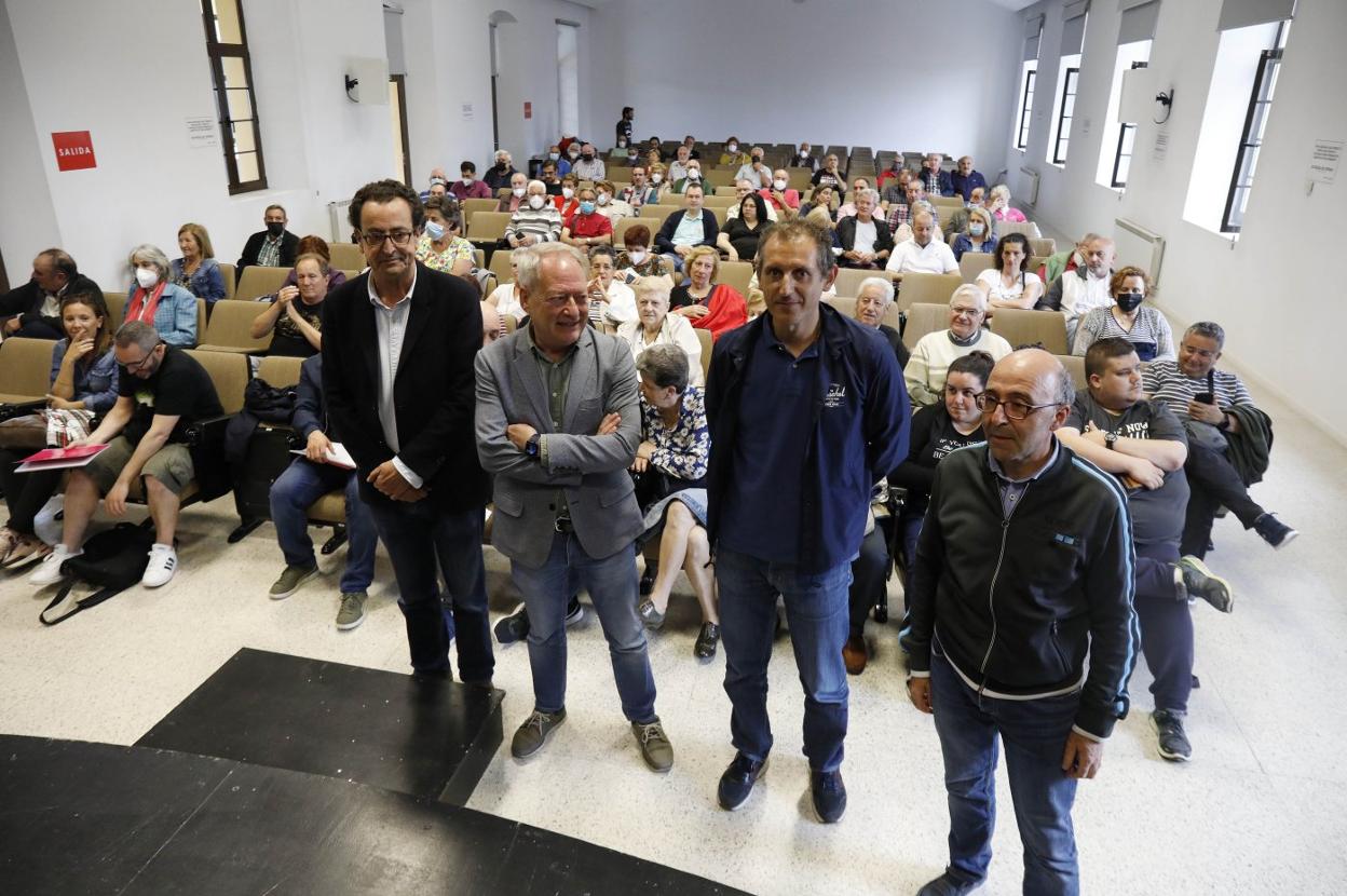 Cosme García, Aurelio Martín, Fernando García y Eduardo Fernández, con vecinos de El Coto y Ceares. 