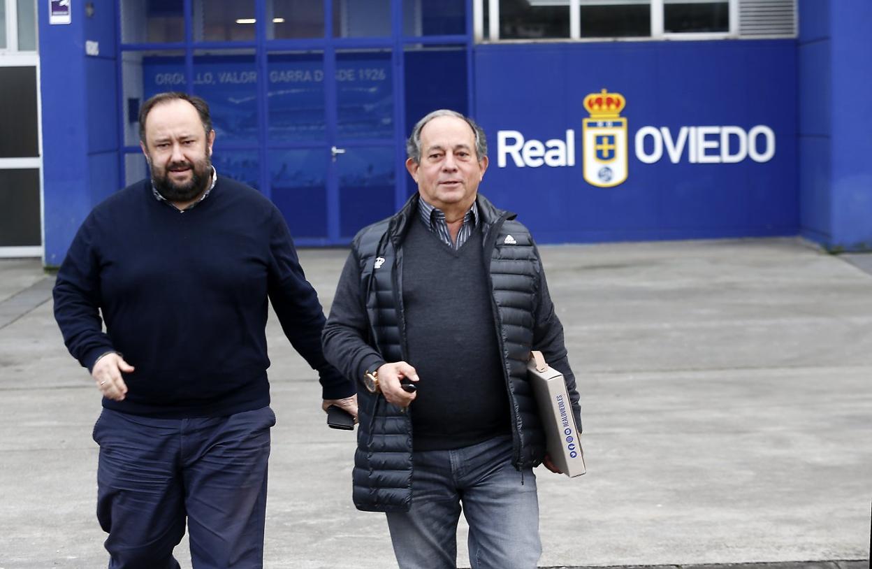 Jorge Fernández Vallina y Federico González salen de las oficinas del Carlos Tartiere. 