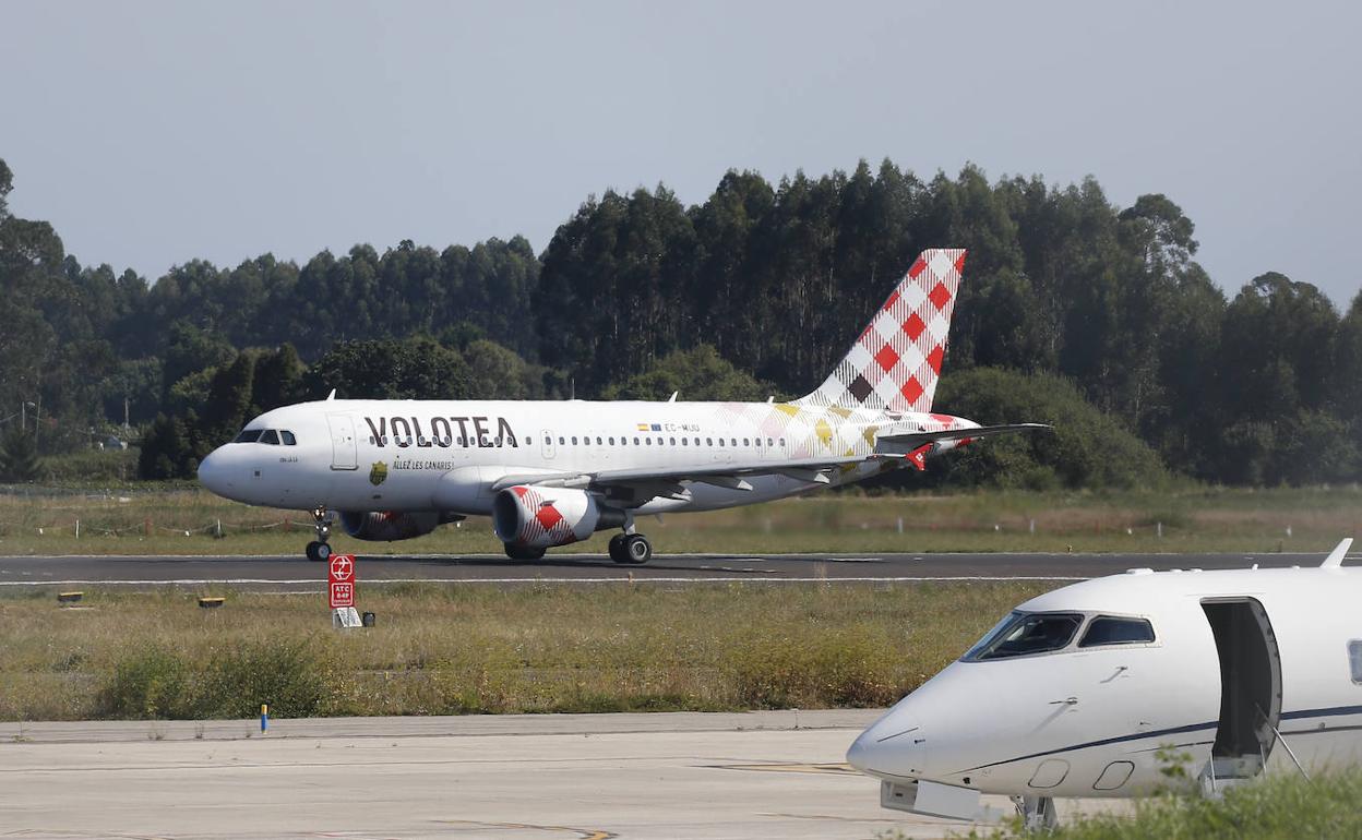 Avión de Volotea en el aeropuerto de Asturias.
