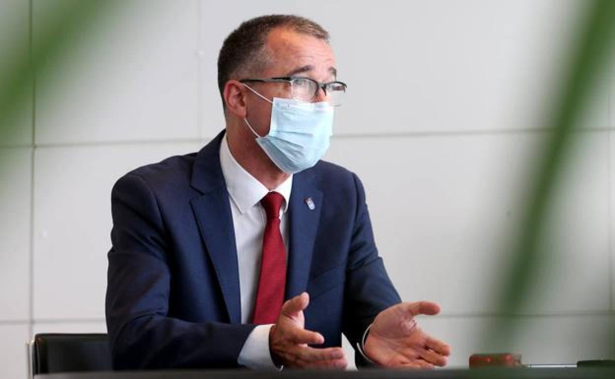 «No hay precariedad asistencial en Aller», afirma el consejero de Salud