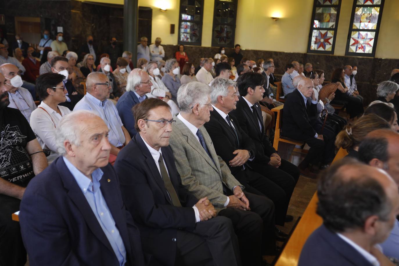 Numerosos representantes de la Universidad de Oviedo y la cultura asturiana han arropado a la familia de Alberto Marcos Vallaure, primer rector electo de la institución académica, en su funeral, oficiado en la capilla del tanatorio Los Arenales.