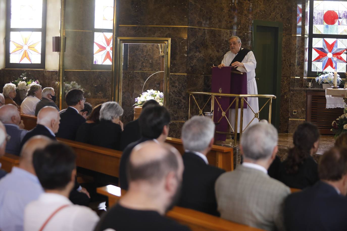 Numerosos representantes de la Universidad de Oviedo y la cultura asturiana han arropado a la familia de Alberto Marcos Vallaure, primer rector electo de la institución académica, en su funeral, oficiado en la capilla del tanatorio Los Arenales.