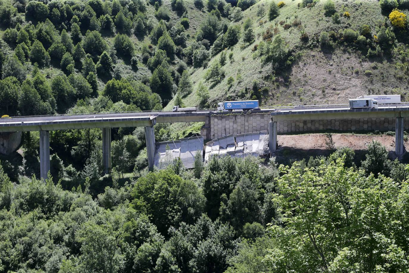 Una viga del viaducto de O Castro, que conecta León con Lugo por la A-6 a la altura del municipio berciano de Vega de Valcarce, se ha desprendido este martes en sentido A Coruña. El derrumbe ocurrió cuando una de las vigas que sujeta el tablero del puente se rompió por causas que aún se desconocen y provocó el hundimiento del tercer vano del viaducto.