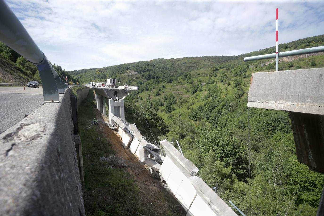 Una viga del viaducto de O Castro, que conecta León con Lugo por la A-6 a la altura del municipio berciano de Vega de Valcarce, se ha desprendido este martes en sentido A Coruña. El derrumbe ocurrió cuando una de las vigas que sujeta el tablero del puente se rompió por causas que aún se desconocen y provocó el hundimiento del tercer vano del viaducto.