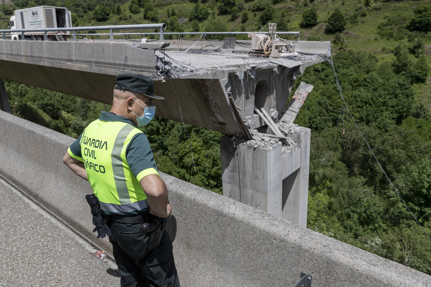 Una viga del viaducto de O Castro, que conecta León con Lugo por la A-6 a la altura del municipio berciano de Vega de Valcarce, se ha desprendido este martes en sentido A Coruña. El derrumbe ocurrió cuando una de las vigas que sujeta el tablero del puente se rompió por causas que aún se desconocen y provocó el hundimiento del tercer vano del viaducto.