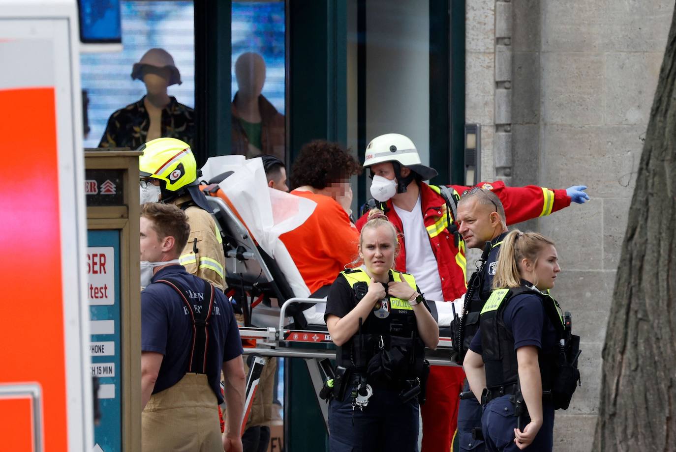 Los servicios de emergencia ayudan a los heridos tras un atropello múltiple en Berlín que deja un muerto y ocho heridos. La policía investiga si fue un accidente o si el conductor actuó de manera intencionada.