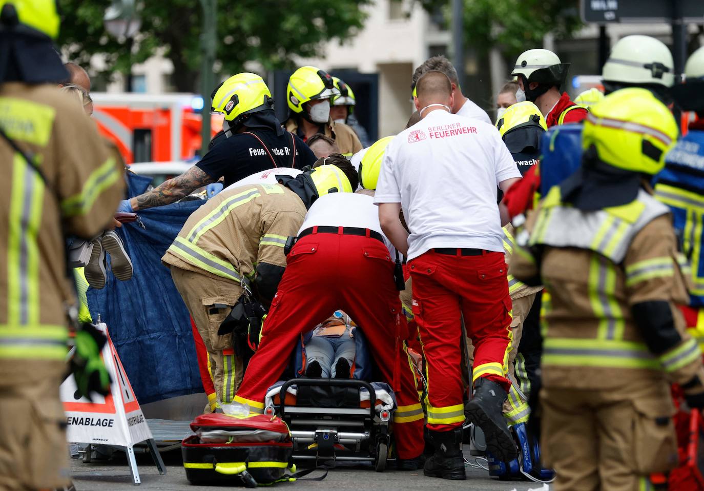Los servicios de emergencia ayudan a los heridos tras un atropello múltiple en Berlín que deja un muerto y ocho heridos. La policía investiga si fue un accidente o si el conductor actuó de manera intencionada.