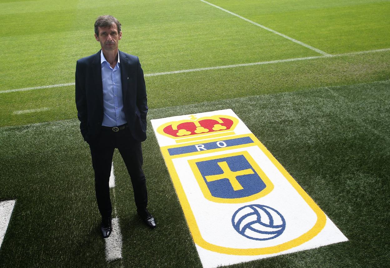 José Ángel Ziganda, en el estadio Carlos Tartiere, junto al escudo del Real Oviedo.