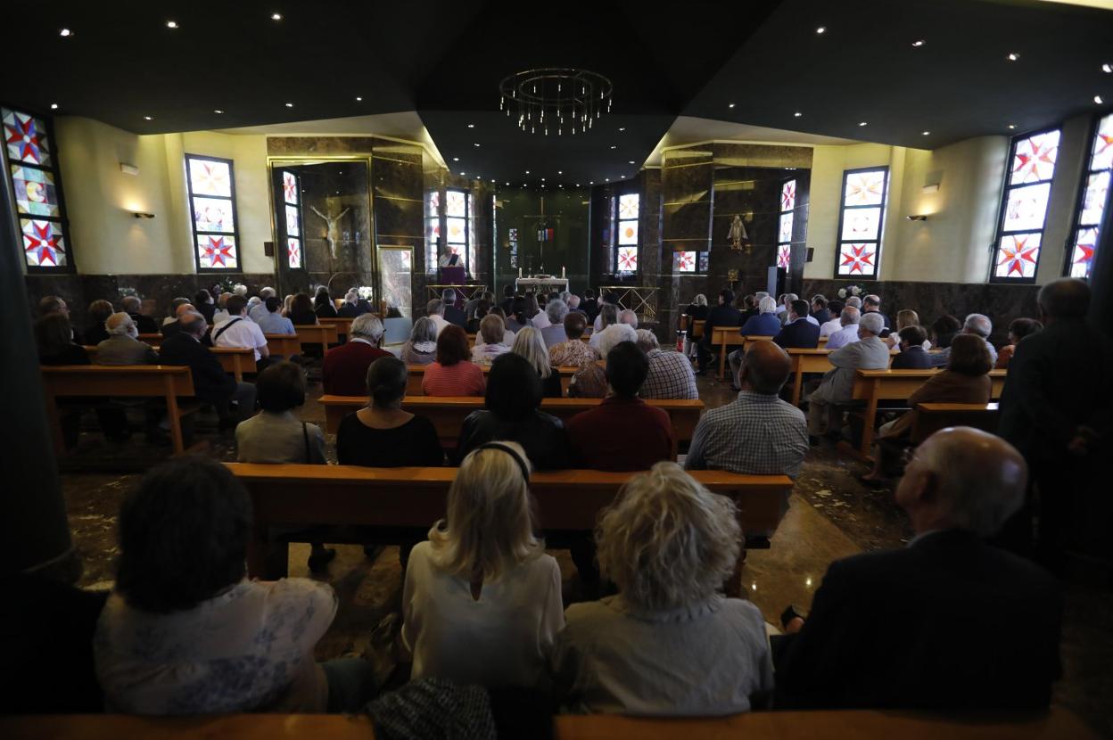 La capilla del tanatorio Los Arenales, abarrotada para despedir a Alberto Marcos Vallaure. 