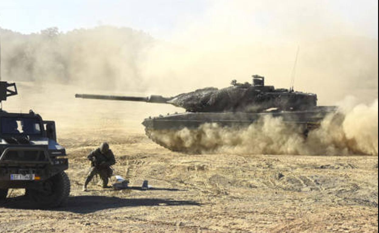 Carro de Combate Leopardo 2E del Ejército español, durante unas maniobras.