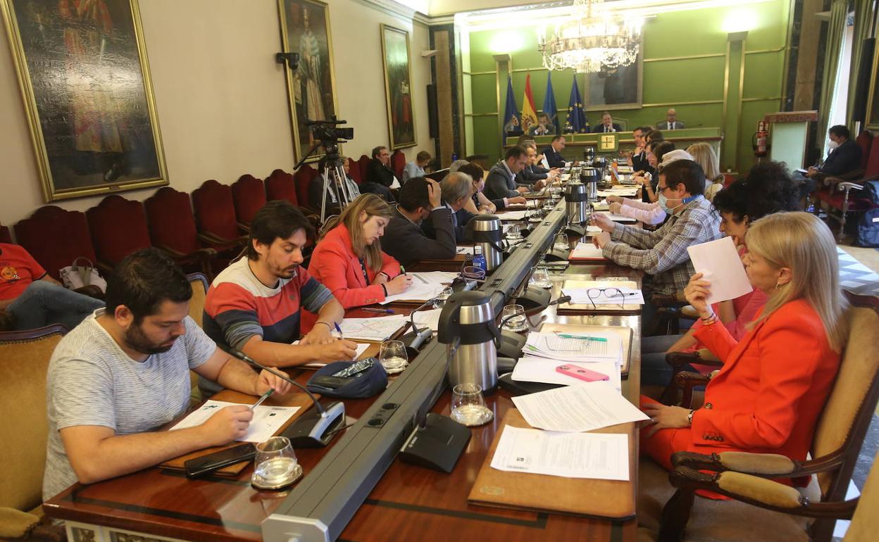 Los concejales del Ayuntamiento de Oviedo en el pleno. 