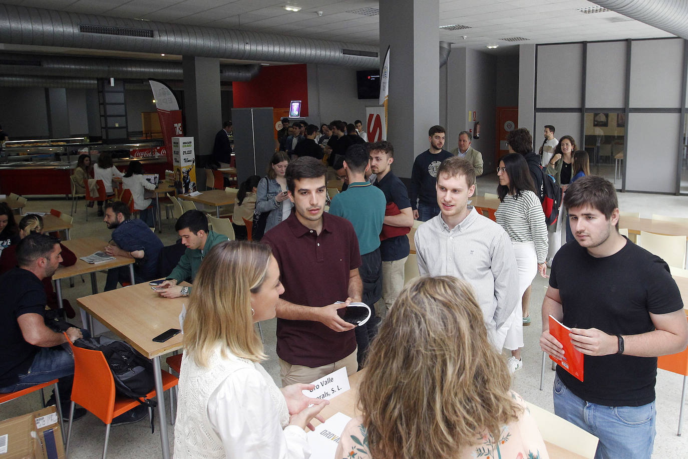 45 empresas han participado en una jornada de empleo organizada por la Escuela Politécnica de Ingeniería (EPI) de Gijón para acercarlas a los estudiantes. Desde uno y otro ámbito han coincidido en la escasez de perfiles para cubrir determinados puestos.