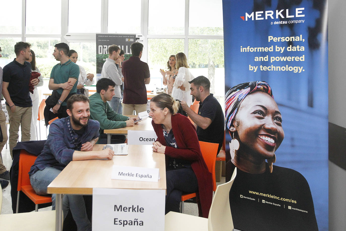 45 empresas han participado en una jornada de empleo organizada por la Escuela Politécnica de Ingeniería (EPI) de Gijón para acercarlas a los estudiantes. Desde uno y otro ámbito han coincidido en la escasez de perfiles para cubrir determinados puestos.