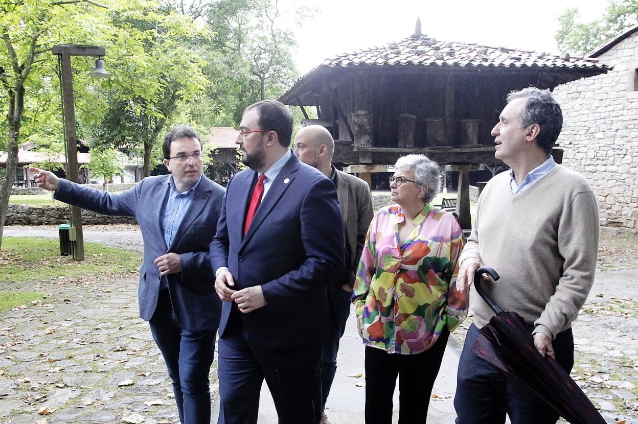 El presidente asturiano, Adrián Barbón, y la alcaldesa de Gijón, Ana González, ayer, en el Museo del Pueblo de Asturias, junto al concejal de Cultura, Manuel Vallina; el director de la Fundación Municipal de Cultura, Miguel Barrero, y el director del museo, Xuaco López. 