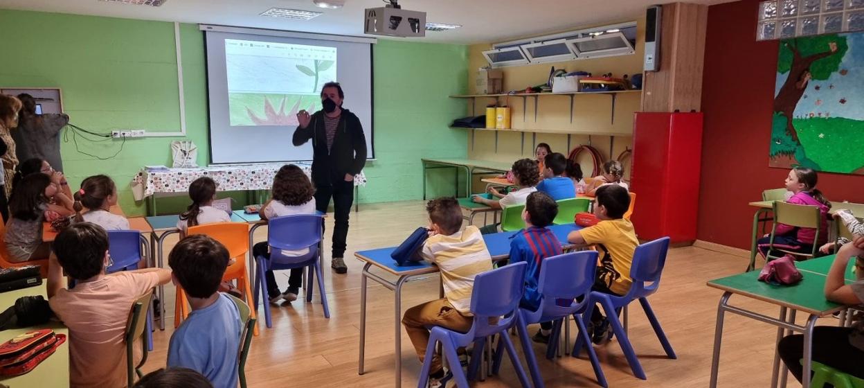 Aurelio González ofrece una charla sobre haikus a los alumnos. 