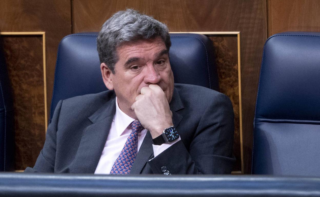 El ministro de Inclusión, Seguridad Social y Migraciones, José Luis Escrivá, durante la sesión plenaria de este jueves en el Congreso de los Diputados.