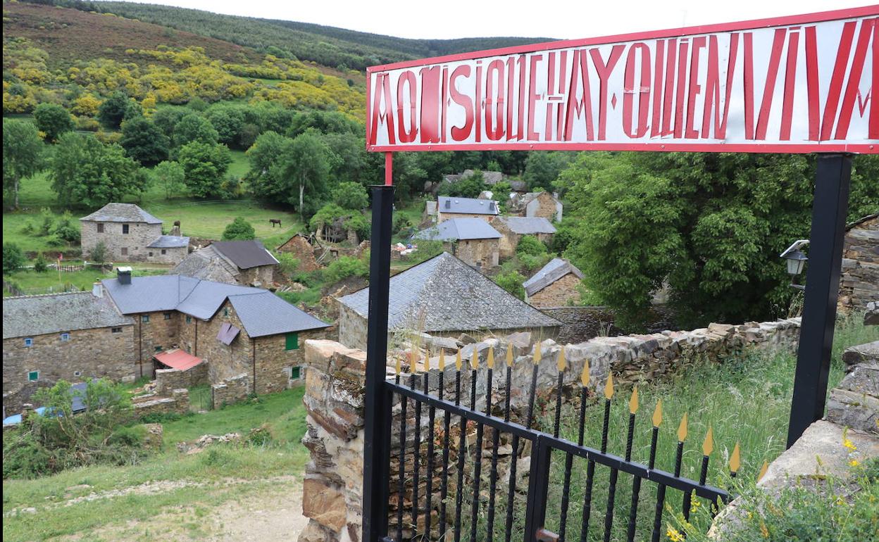 Un cartel, en el acceso al pueblo desde la Cruz de Ferro, insiste en la posibilidad de vivir en Prada de la Sierra, una localidad que regresará al registro del INE tras la sentencia que así lo reclama.