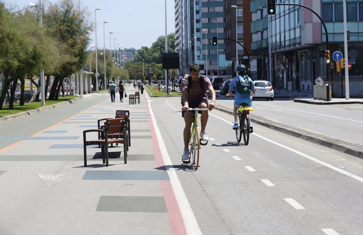 Ciclistas por el tramo del carril bici que, cuando se reponga el tráfico hacia el Muro, quedará encajonado entre dos carriles de tráfico. 