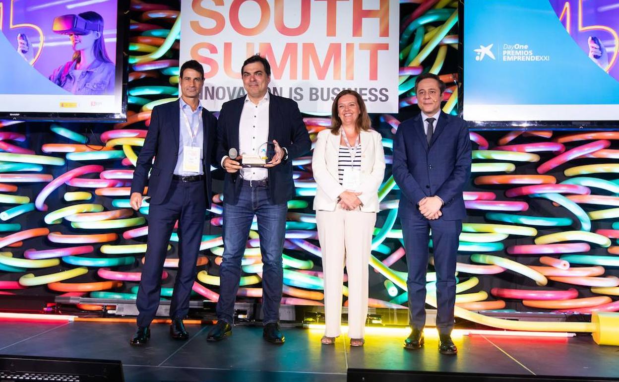 Miembros de Plexigrid, durante la recepción del premio, junto a Ana Díez Fontana, directora de Negocios y Emprendedores de CaixaBank, y José Bayón, CEO de ENISA.