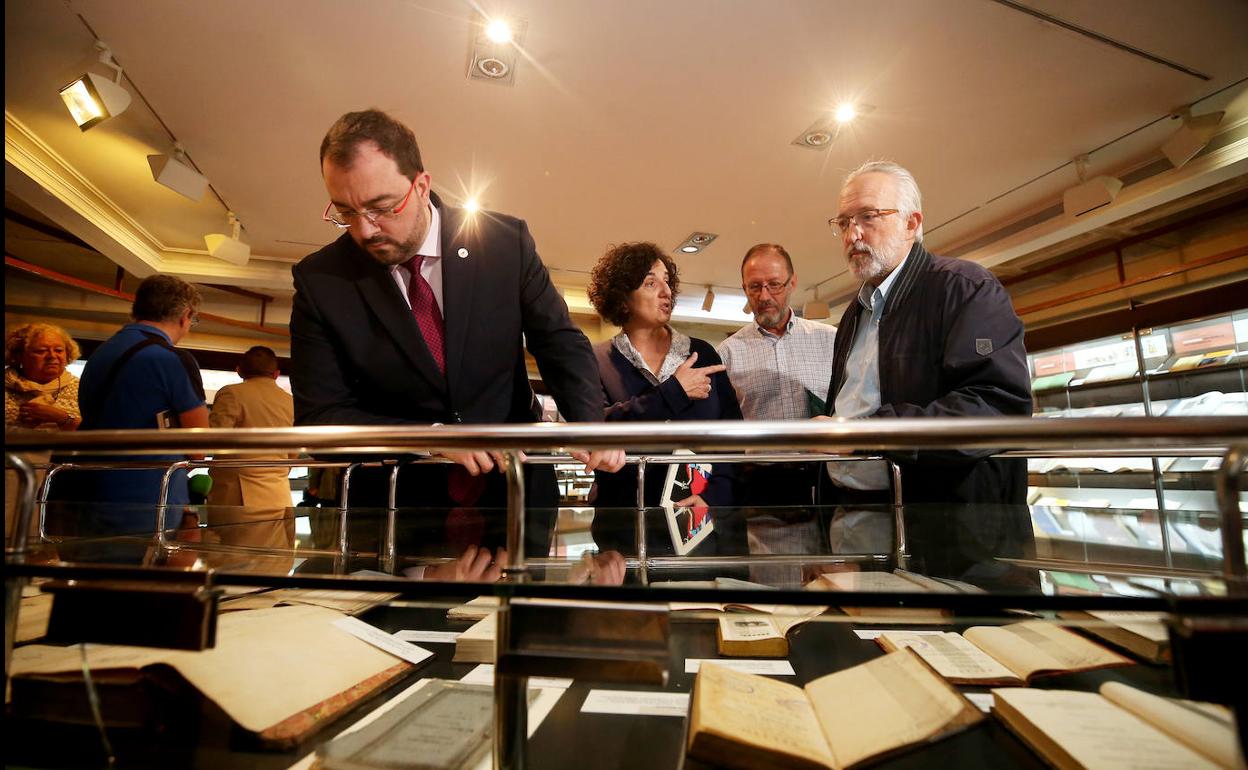 Adrián Barbón mira algunos de los objetos de la muestra 'Covadonga, una batalla historiográfica'.