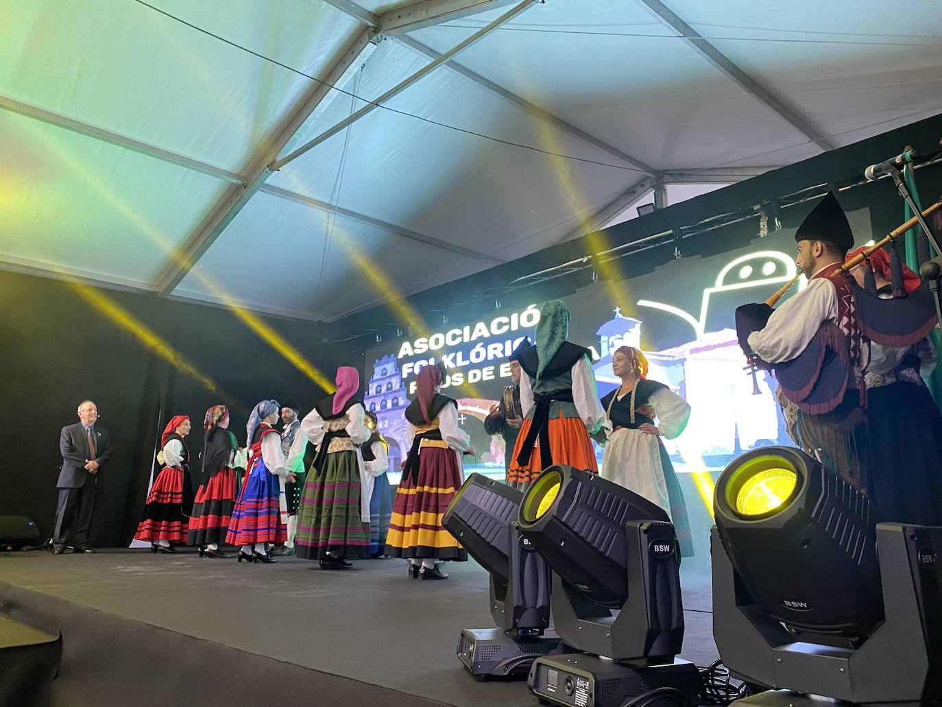 La programación arrancaba a las ocho de la tarde de este viernes con el pregón, a cargo del vicario general de la diócesis de Oviedo, Jorge Fernández Sangrador, en una abarrotada plaza Camila Beceña, donde tuvo lugar un emotivo homenaje a los 600 cangueses fallecidos durante la pandemia.