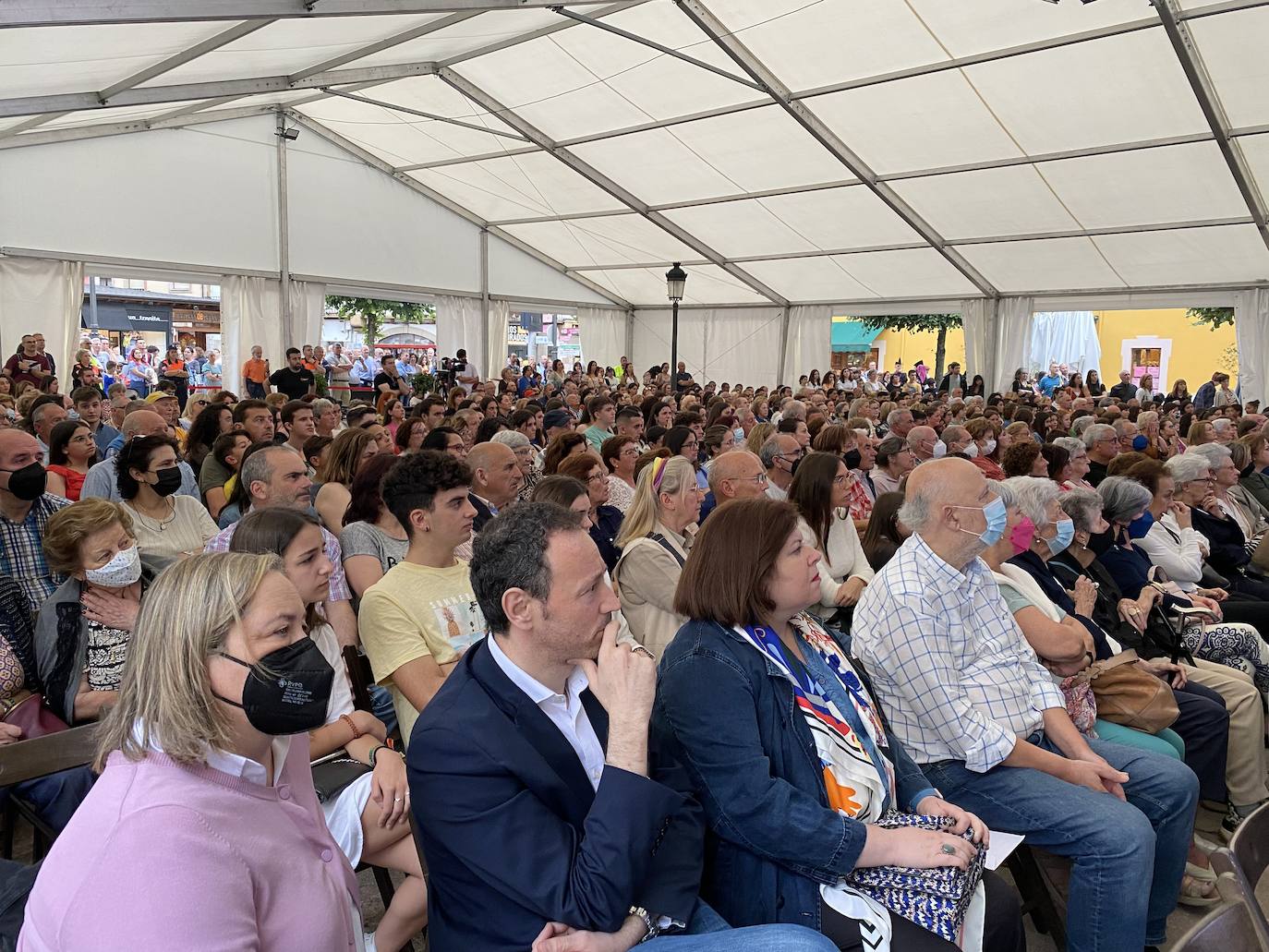 La programación arrancaba a las ocho de la tarde de este viernes con el pregón, a cargo del vicario general de la diócesis de Oviedo, Jorge Fernández Sangrador, en una abarrotada plaza Camila Beceña, donde tuvo lugar un emotivo homenaje a los 600 cangueses fallecidos durante la pandemia.