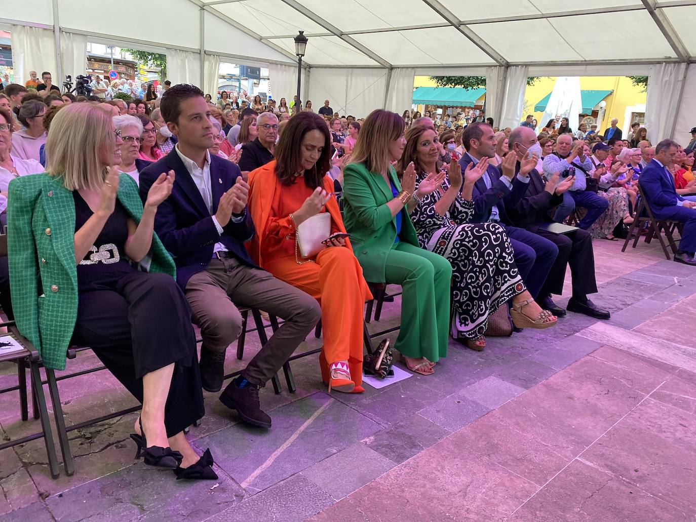 La programación arrancaba a las ocho de la tarde de este viernes con el pregón, a cargo del vicario general de la diócesis de Oviedo, Jorge Fernández Sangrador, en una abarrotada plaza Camila Beceña, donde tuvo lugar un emotivo homenaje a los 600 cangueses fallecidos durante la pandemia.