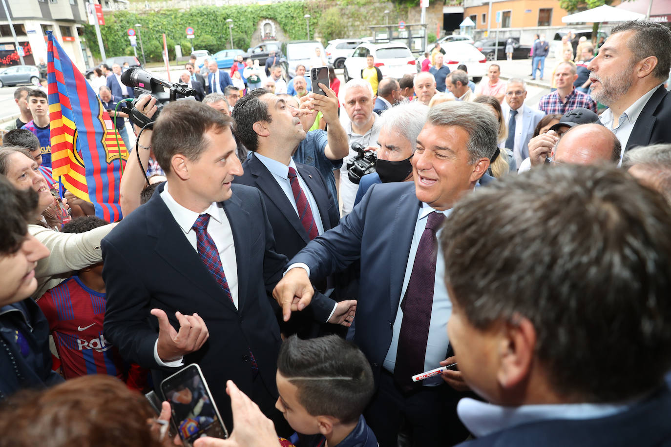 El presidente del Fútbol Club Barcelona, Joan Laporta, ha acudido este sábado a Mieres para la conmemoración de la peña del Barça en el municipio. No es la primera vez que visita el municipio; en 2018 ya asistió a un encuentro de peñas. 