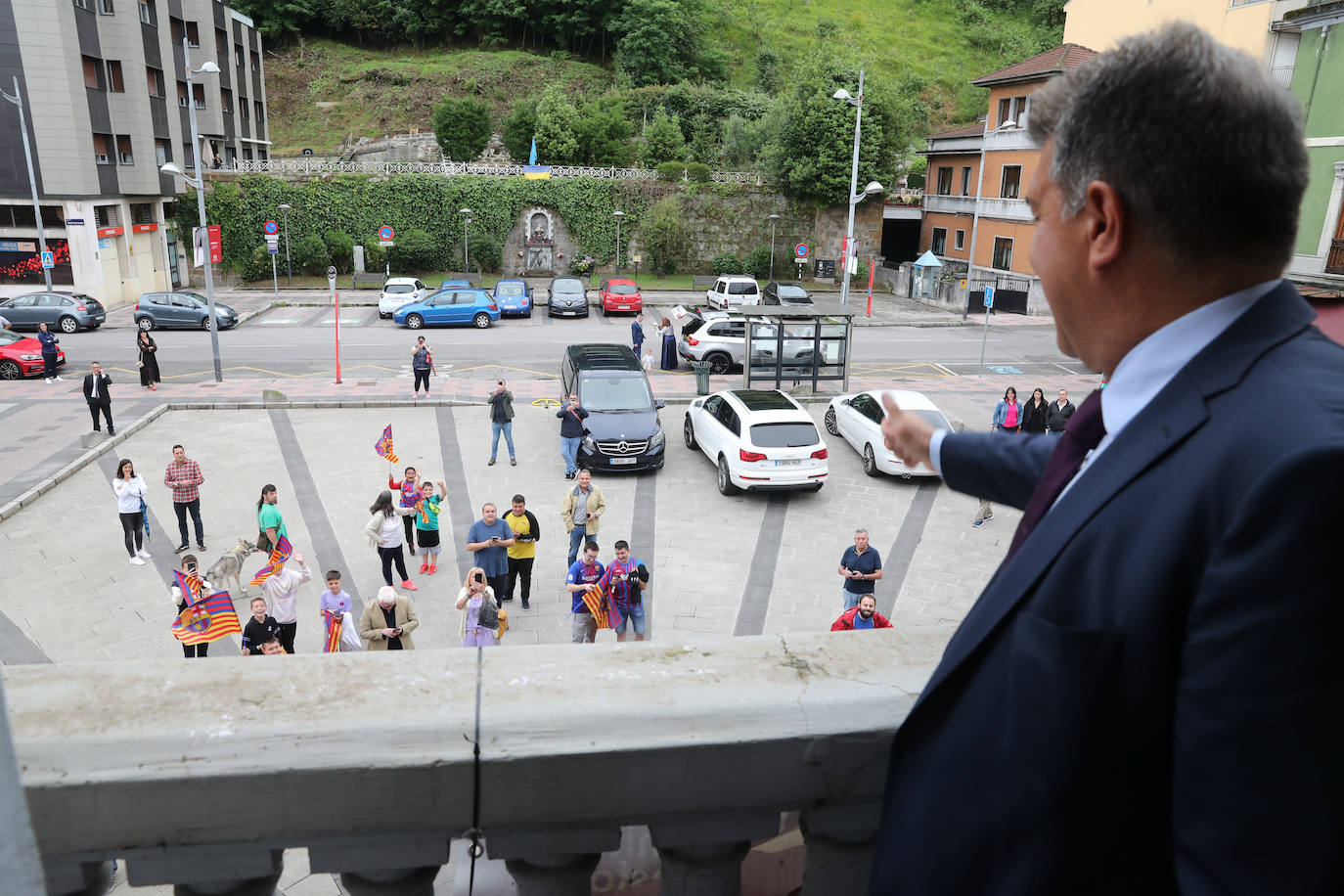 El presidente del Fútbol Club Barcelona, Joan Laporta, ha acudido este sábado a Mieres para la conmemoración de la peña del Barça en el municipio. No es la primera vez que visita el municipio; en 2018 ya asistió a un encuentro de peñas. 