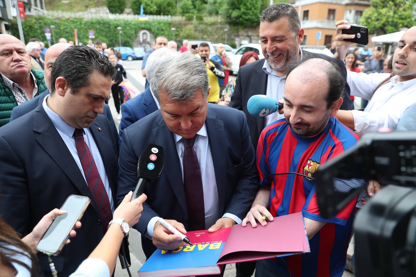 El presidente del Fútbol Club Barcelona, Joan Laporta, ha acudido este sábado a Mieres para la conmemoración de la peña del Barça en el municipio. No es la primera vez que visita el municipio; en 2018 ya asistió a un encuentro de peñas. 