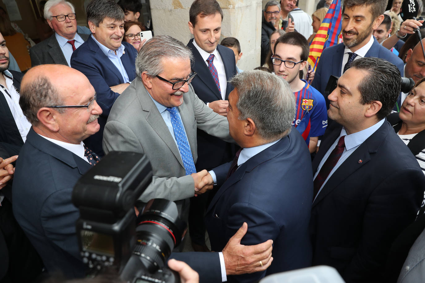 El presidente del Fútbol Club Barcelona, Joan Laporta, ha acudido este sábado a Mieres para la conmemoración de la peña del Barça en el municipio. No es la primera vez que visita el municipio; en 2018 ya asistió a un encuentro de peñas. 