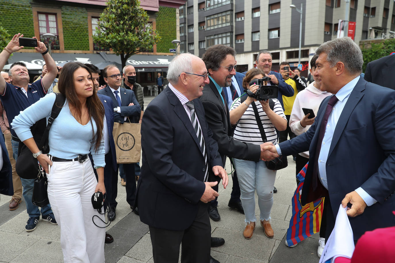 El presidente del Fútbol Club Barcelona, Joan Laporta, ha acudido este sábado a Mieres para la conmemoración de la peña del Barça en el municipio. No es la primera vez que visita el municipio; en 2018 ya asistió a un encuentro de peñas. 