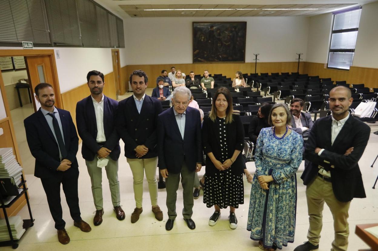 El profesor Miguel Aguiló, en el centro, rodeado de docentes universitarios antes de su conferencia. 