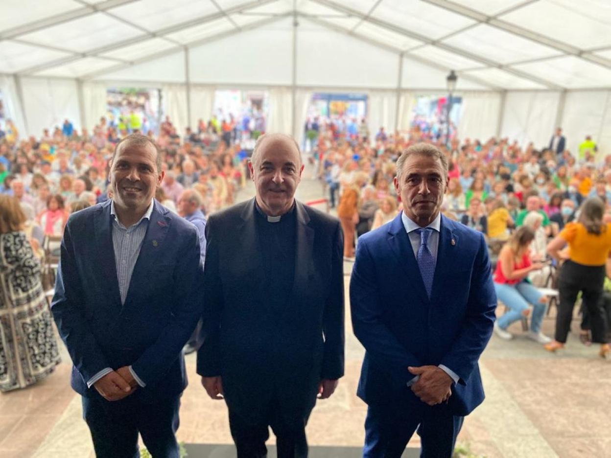 El alcalde de Cangas de Onís, el pregonero Jorge Fernández Sangrador y el presidente de la Sociedad de Festejos, José Luis García. 