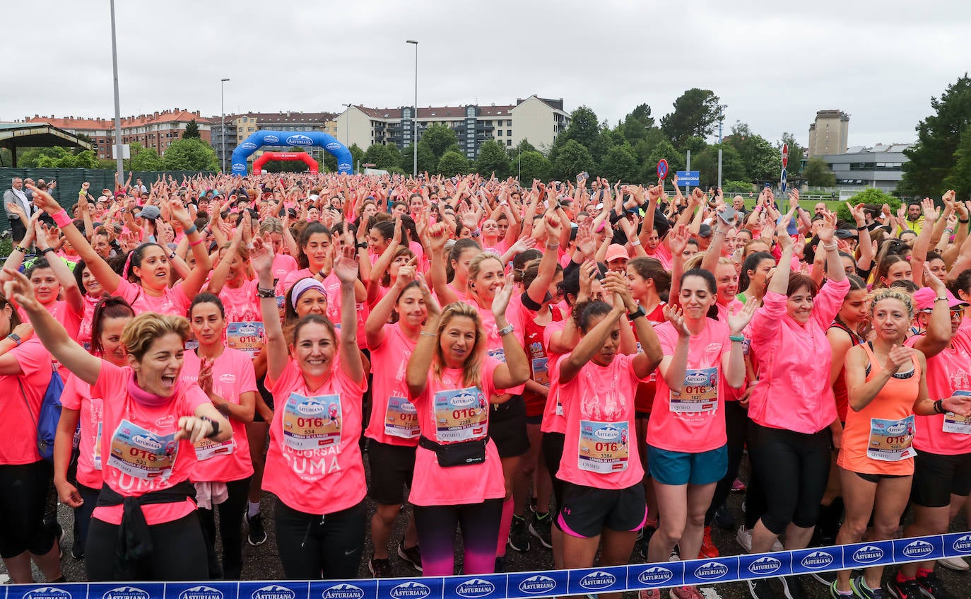 Una enorme marea rosa compuesta por unas 4.500 personas ha inundado este domingo Gijón. La Carrera de la Mujer, organizada por Central Lechera Asturiana, ha regresado a la ciudad en una jornada festiva, reivindicativa y solidaria. Las corredoras han completado los 5 kilómetros con salida en la Avenida Albert Einstein y meta en Las Mestas, y después se han sumado al festival de aeróbic y fitness de una hora. Justo antes de la salida se ha homenajeado a la alpinista local Rosa Fernández por ser un gran ejemplo para todas las deportistas asturianas. La vencedora ha sido Irene Rivero Miras, del AD Gijón Atletismo, que ha completado la prueba en 21'06. Algunas han ido corriendo y otras caminando, pero todas tenían algo en común: las luchas sociales. 