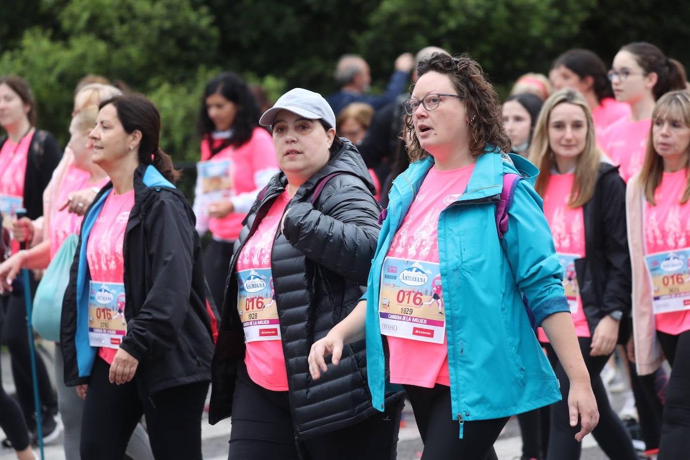 Una enorme marea rosa compuesta por unas 4.500 personas ha inundado este domingo Gijón. La Carrera de la Mujer, organizada por Central Lechera Asturiana, ha regresado a la ciudad en una jornada festiva, reivindicativa y solidaria. Las corredoras han completado los 5 kilómetros con salida en la Avenida Albert Einstein y meta en Las Mestas, y después se han sumado al festival de aeróbic y fitness de una hora. Justo antes de la salida se ha homenajeado a la alpinista local Rosa Fernández por ser un gran ejemplo para todas las deportistas asturianas. La vencedora ha sido Irene Rivero Miras, del AD Gijón Atletismo, que ha completado la prueba en 21'06. Algunas han ido corriendo y otras caminando, pero todas tenían algo en común: las luchas sociales. 