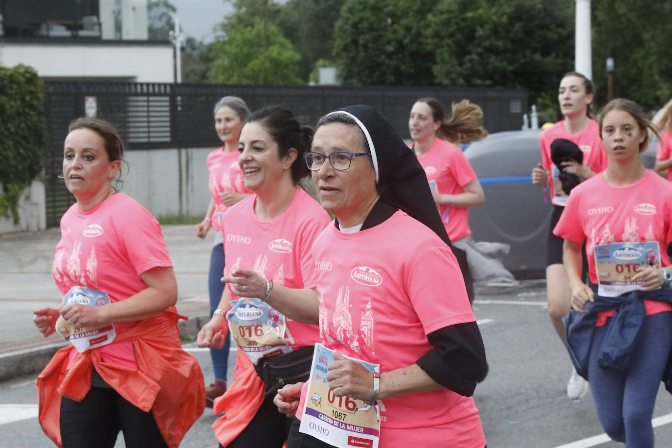 Una enorme marea rosa compuesta por unas 4.500 personas ha inundado este domingo Gijón. La Carrera de la Mujer, organizada por Central Lechera Asturiana, ha regresado a la ciudad en una jornada festiva, reivindicativa y solidaria. Las corredoras han completado los 5 kilómetros con salida en la Avenida Albert Einstein y meta en Las Mestas, y después se han sumado al festival de aeróbic y fitness de una hora. Justo antes de la salida se ha homenajeado a la alpinista local Rosa Fernández por ser un gran ejemplo para todas las deportistas asturianas. La vencedora ha sido Irene Rivero Miras, del AD Gijón Atletismo, que ha completado la prueba en 21'06. Algunas han ido corriendo y otras caminando, pero todas tenían algo en común: las luchas sociales. 