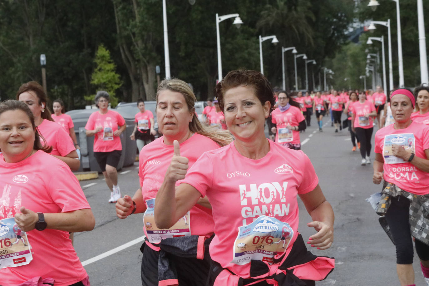 Una enorme marea rosa compuesta por unas 4.500 personas ha inundado este domingo Gijón. La Carrera de la Mujer, organizada por Central Lechera Asturiana, ha regresado a la ciudad en una jornada festiva, reivindicativa y solidaria. Las corredoras han completado los 5 kilómetros con salida en la Avenida Albert Einstein y meta en Las Mestas, y después se han sumado al festival de aeróbic y fitness de una hora. Justo antes de la salida se ha homenajeado a la alpinista local Rosa Fernández por ser un gran ejemplo para todas las deportistas asturianas. La vencedora ha sido Irene Rivero Miras, del AD Gijón Atletismo, que ha completado la prueba en 21'06. Algunas han ido corriendo y otras caminando, pero todas tenían algo en común: las luchas sociales. 