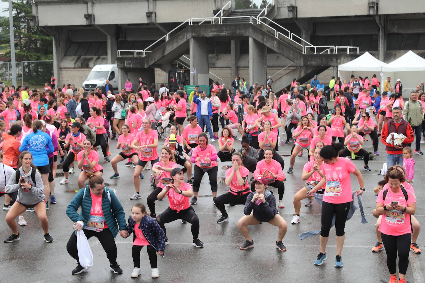 Una enorme marea rosa compuesta por unas 4.500 personas ha inundado este domingo Gijón. La Carrera de la Mujer, organizada por Central Lechera Asturiana, ha regresado a la ciudad en una jornada festiva, reivindicativa y solidaria. Las corredoras han completado los 5 kilómetros con salida en la Avenida Albert Einstein y meta en Las Mestas, y después se han sumado al festival de aeróbic y fitness de una hora. Justo antes de la salida se ha homenajeado a la alpinista local Rosa Fernández por ser un gran ejemplo para todas las deportistas asturianas. La vencedora ha sido Irene Rivero Miras, del AD Gijón Atletismo, que ha completado la prueba en 21'06. Algunas han ido corriendo y otras caminando, pero todas tenían algo en común: las luchas sociales. 