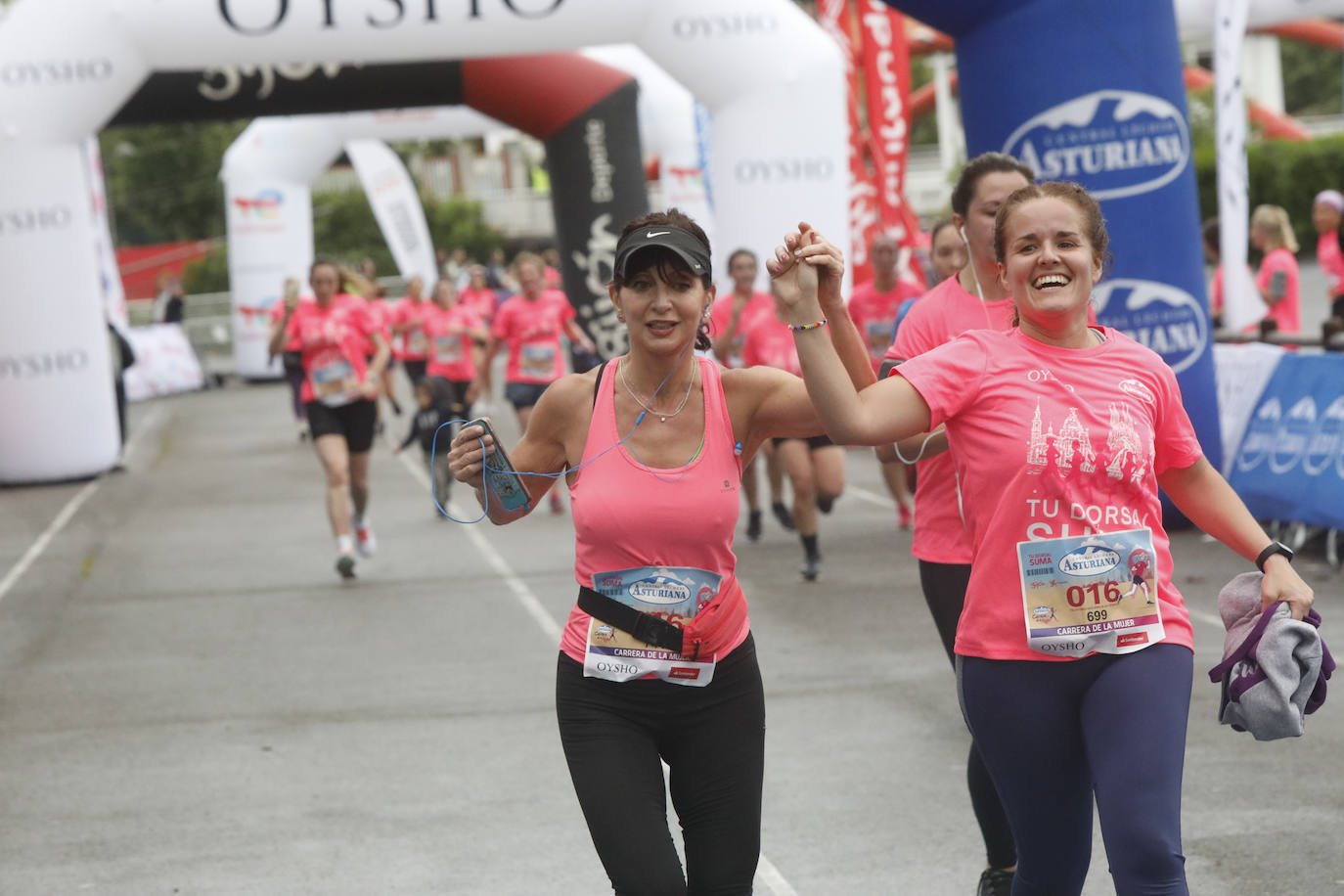 Una enorme marea rosa compuesta por unas 4.500 personas ha inundado este domingo Gijón. La Carrera de la Mujer, organizada por Central Lechera Asturiana, ha regresado a la ciudad en una jornada festiva, reivindicativa y solidaria. Las corredoras han completado los 5 kilómetros con salida en la Avenida Albert Einstein y meta en Las Mestas, y después se han sumado al festival de aeróbic y fitness de una hora. Justo antes de la salida se ha homenajeado a la alpinista local Rosa Fernández por ser un gran ejemplo para todas las deportistas asturianas. La vencedora ha sido Irene Rivero Miras, del AD Gijón Atletismo, que ha completado la prueba en 21'06. Algunas han ido corriendo y otras caminando, pero todas tenían algo en común: las luchas sociales. 