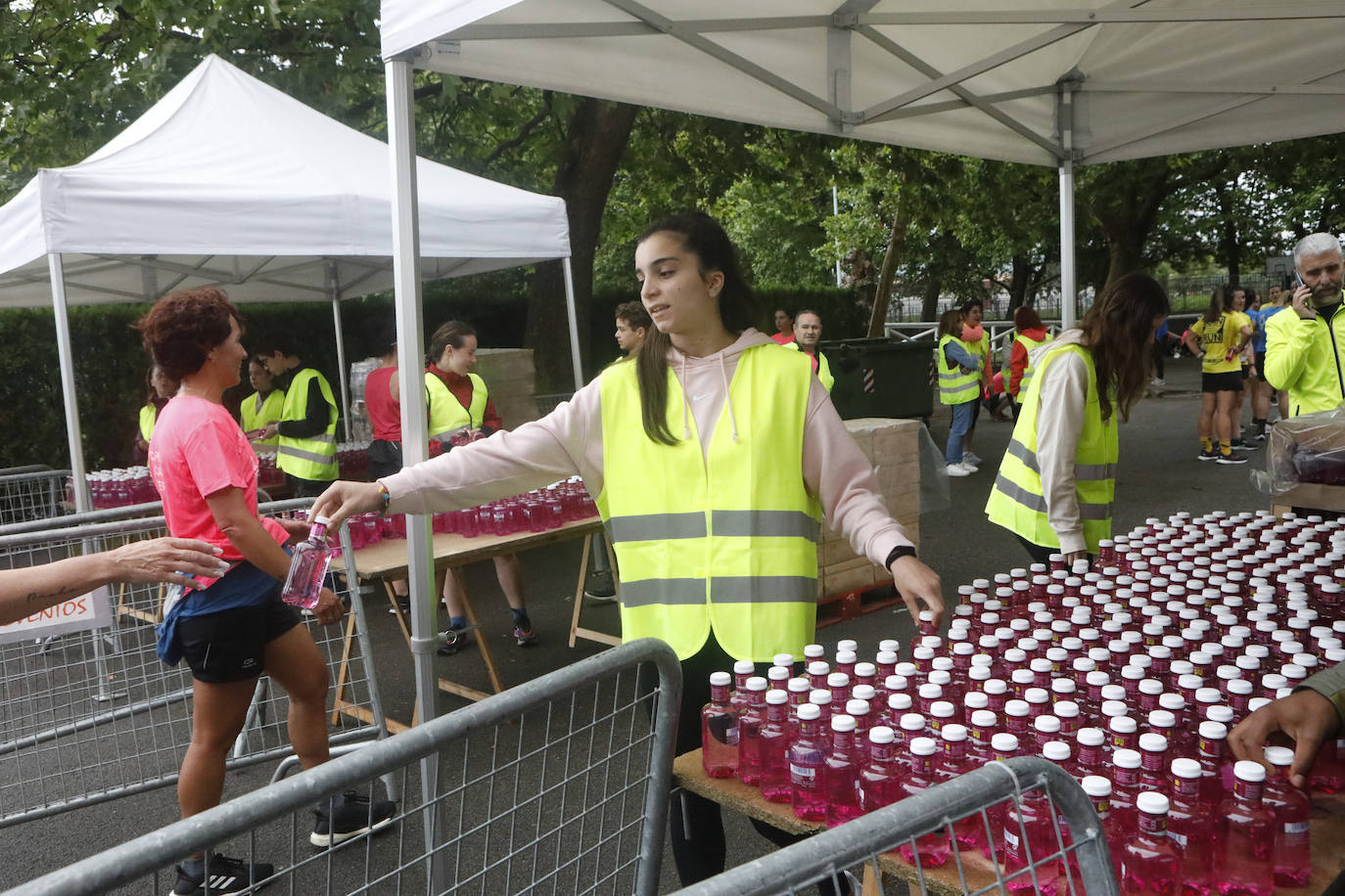 Una enorme marea rosa compuesta por unas 4.500 personas ha inundado este domingo Gijón. La Carrera de la Mujer, organizada por Central Lechera Asturiana, ha regresado a la ciudad en una jornada festiva, reivindicativa y solidaria. Las corredoras han completado los 5 kilómetros con salida en la Avenida Albert Einstein y meta en Las Mestas, y después se han sumado al festival de aeróbic y fitness de una hora. Justo antes de la salida se ha homenajeado a la alpinista local Rosa Fernández por ser un gran ejemplo para todas las deportistas asturianas. La vencedora ha sido Irene Rivero Miras, del AD Gijón Atletismo, que ha completado la prueba en 21'06. Algunas han ido corriendo y otras caminando, pero todas tenían algo en común: las luchas sociales. 