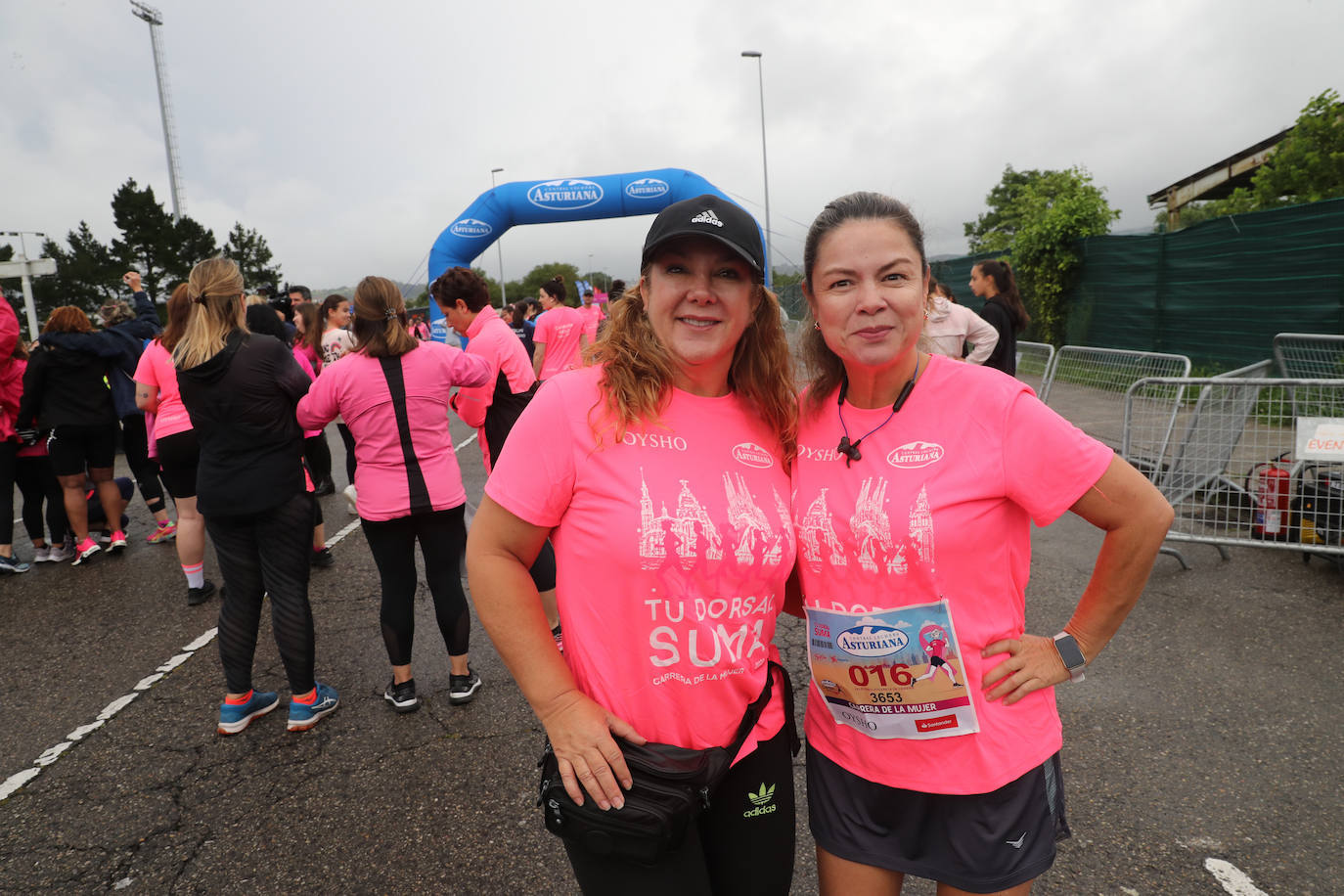 Una enorme marea rosa compuesta por unas 4.500 personas ha inundado este domingo Gijón. La Carrera de la Mujer, organizada por Central Lechera Asturiana, ha regresado a la ciudad en una jornada festiva, reivindicativa y solidaria. Las corredoras han completado los 5 kilómetros con salida en la Avenida Albert Einstein y meta en Las Mestas, y después se han sumado al festival de aeróbic y fitness de una hora. Justo antes de la salida se ha homenajeado a la alpinista local Rosa Fernández por ser un gran ejemplo para todas las deportistas asturianas. La vencedora ha sido Irene Rivero Miras, del AD Gijón Atletismo, que ha completado la prueba en 21'06. Algunas han ido corriendo y otras caminando, pero todas tenían algo en común: las luchas sociales. 