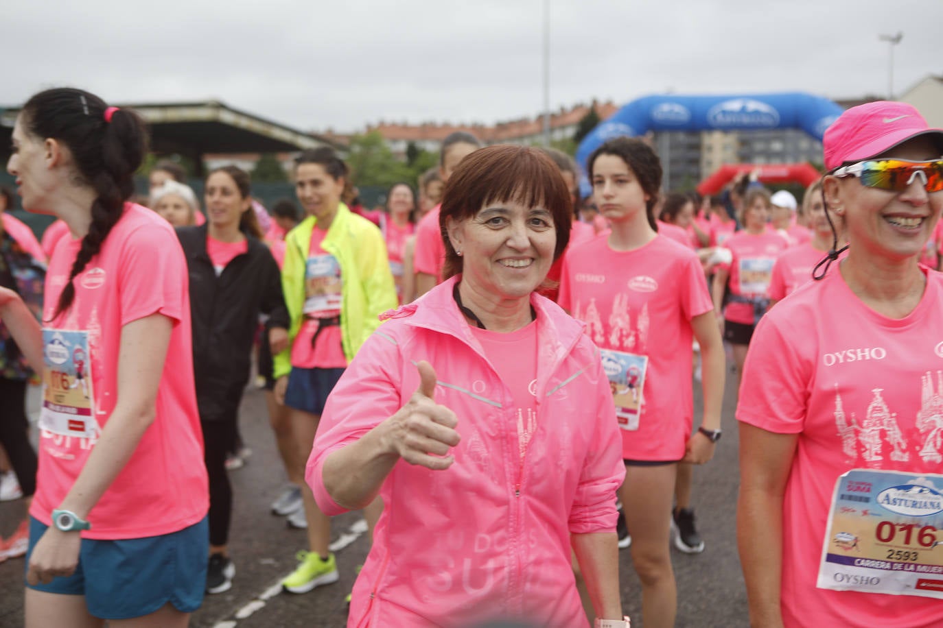 Una enorme marea rosa compuesta por unas 4.500 personas ha inundado este domingo Gijón. La Carrera de la Mujer, organizada por Central Lechera Asturiana, ha regresado a la ciudad en una jornada festiva, reivindicativa y solidaria. Las corredoras han completado los 5 kilómetros con salida en la Avenida Albert Einstein y meta en Las Mestas, y después se han sumado al festival de aeróbic y fitness de una hora. Justo antes de la salida se ha homenajeado a la alpinista local Rosa Fernández por ser un gran ejemplo para todas las deportistas asturianas. La vencedora ha sido Irene Rivero Miras, del AD Gijón Atletismo, que ha completado la prueba en 21'06. Algunas han ido corriendo y otras caminando, pero todas tenían algo en común: las luchas sociales. 