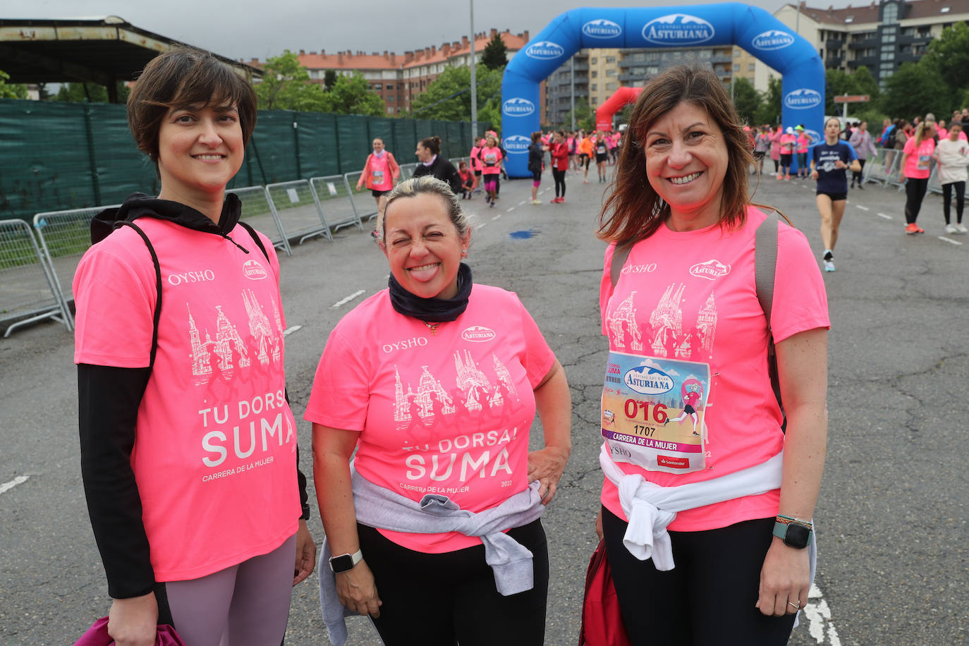 Una enorme marea rosa compuesta por unas 4.500 personas ha inundado este domingo Gijón. La Carrera de la Mujer, organizada por Central Lechera Asturiana, ha regresado a la ciudad en una jornada festiva, reivindicativa y solidaria. Las corredoras han completado los 5 kilómetros con salida en la Avenida Albert Einstein y meta en Las Mestas, y después se han sumado al festival de aeróbic y fitness de una hora. Justo antes de la salida se ha homenajeado a la alpinista local Rosa Fernández por ser un gran ejemplo para todas las deportistas asturianas. La vencedora ha sido Irene Rivero Miras, del AD Gijón Atletismo, que ha completado la prueba en 21'06. Algunas han ido corriendo y otras caminando, pero todas tenían algo en común: las luchas sociales. 