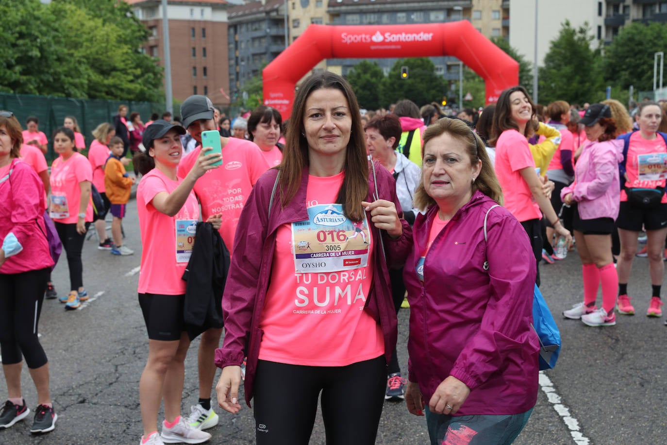 Una enorme marea rosa compuesta por unas 4.500 personas ha inundado este domingo Gijón. La Carrera de la Mujer, organizada por Central Lechera Asturiana, ha regresado a la ciudad en una jornada festiva, reivindicativa y solidaria. Las corredoras han completado los 5 kilómetros con salida en la Avenida Albert Einstein y meta en Las Mestas, y después se han sumado al festival de aeróbic y fitness de una hora. Justo antes de la salida se ha homenajeado a la alpinista local Rosa Fernández por ser un gran ejemplo para todas las deportistas asturianas. La vencedora ha sido Irene Rivero Miras, del AD Gijón Atletismo, que ha completado la prueba en 21'06. Algunas han ido corriendo y otras caminando, pero todas tenían algo en común: las luchas sociales. 