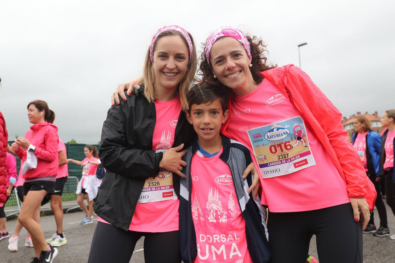 Una enorme marea rosa compuesta por unas 4.500 personas ha inundado este domingo Gijón. La Carrera de la Mujer, organizada por Central Lechera Asturiana, ha regresado a la ciudad en una jornada festiva, reivindicativa y solidaria. Las corredoras han completado los 5 kilómetros con salida en la Avenida Albert Einstein y meta en Las Mestas, y después se han sumado al festival de aeróbic y fitness de una hora. Justo antes de la salida se ha homenajeado a la alpinista local Rosa Fernández por ser un gran ejemplo para todas las deportistas asturianas. La vencedora ha sido Irene Rivero Miras, del AD Gijón Atletismo, que ha completado la prueba en 21'06. Algunas han ido corriendo y otras caminando, pero todas tenían algo en común: las luchas sociales. 