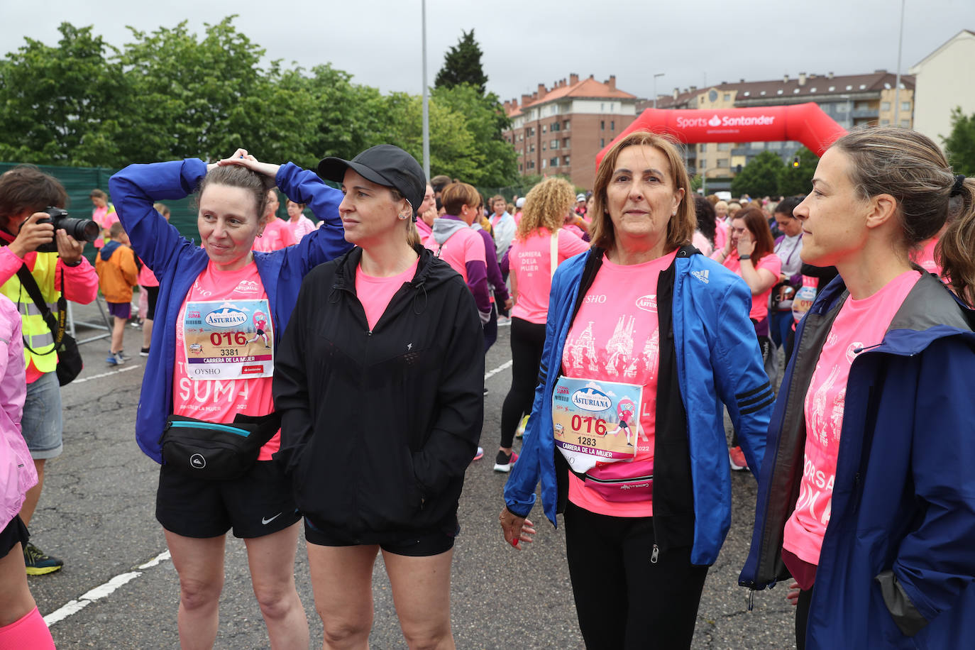 Una enorme marea rosa compuesta por unas 4.500 personas ha inundado este domingo Gijón. La Carrera de la Mujer, organizada por Central Lechera Asturiana, ha regresado a la ciudad en una jornada festiva, reivindicativa y solidaria. Las corredoras han completado los 5 kilómetros con salida en la Avenida Albert Einstein y meta en Las Mestas, y después se han sumado al festival de aeróbic y fitness de una hora. Justo antes de la salida se ha homenajeado a la alpinista local Rosa Fernández por ser un gran ejemplo para todas las deportistas asturianas. La vencedora ha sido Irene Rivero Miras, del AD Gijón Atletismo, que ha completado la prueba en 21'06. Algunas han ido corriendo y otras caminando, pero todas tenían algo en común: las luchas sociales. 