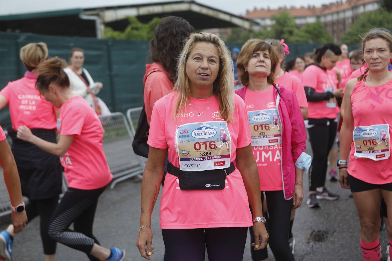 Una enorme marea rosa compuesta por unas 4.500 personas ha inundado este domingo Gijón. La Carrera de la Mujer, organizada por Central Lechera Asturiana, ha regresado a la ciudad en una jornada festiva, reivindicativa y solidaria. Las corredoras han completado los 5 kilómetros con salida en la Avenida Albert Einstein y meta en Las Mestas, y después se han sumado al festival de aeróbic y fitness de una hora. Justo antes de la salida se ha homenajeado a la alpinista local Rosa Fernández por ser un gran ejemplo para todas las deportistas asturianas. La vencedora ha sido Irene Rivero Miras, del AD Gijón Atletismo, que ha completado la prueba en 21'06. Algunas han ido corriendo y otras caminando, pero todas tenían algo en común: las luchas sociales. 