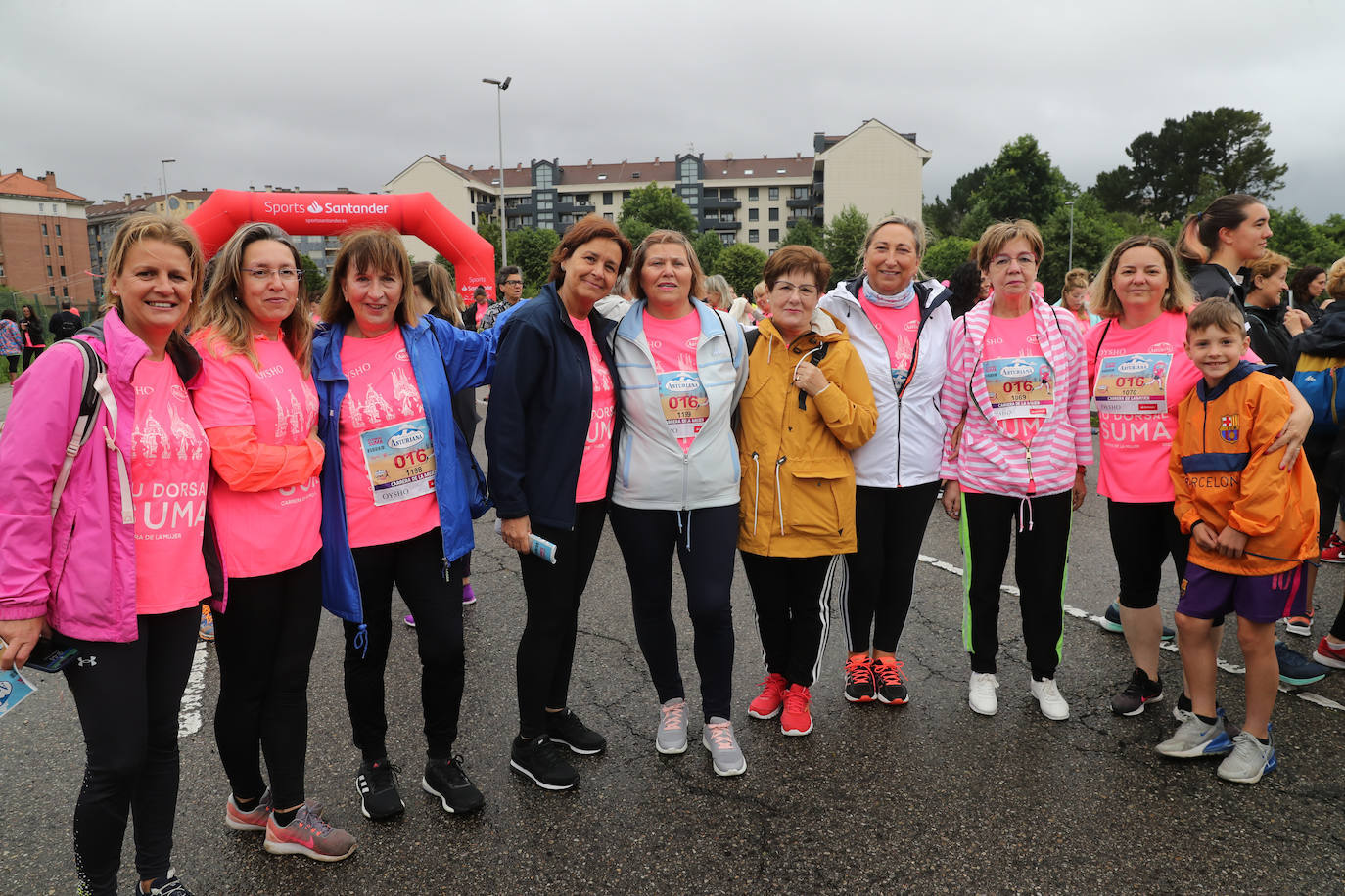 Una enorme marea rosa compuesta por unas 4.500 personas ha inundado este domingo Gijón. La Carrera de la Mujer, organizada por Central Lechera Asturiana, ha regresado a la ciudad en una jornada festiva, reivindicativa y solidaria. Las corredoras han completado los 5 kilómetros con salida en la Avenida Albert Einstein y meta en Las Mestas, y después se han sumado al festival de aeróbic y fitness de una hora. Justo antes de la salida se ha homenajeado a la alpinista local Rosa Fernández por ser un gran ejemplo para todas las deportistas asturianas. La vencedora ha sido Irene Rivero Miras, del AD Gijón Atletismo, que ha completado la prueba en 21'06. Algunas han ido corriendo y otras caminando, pero todas tenían algo en común: las luchas sociales. 