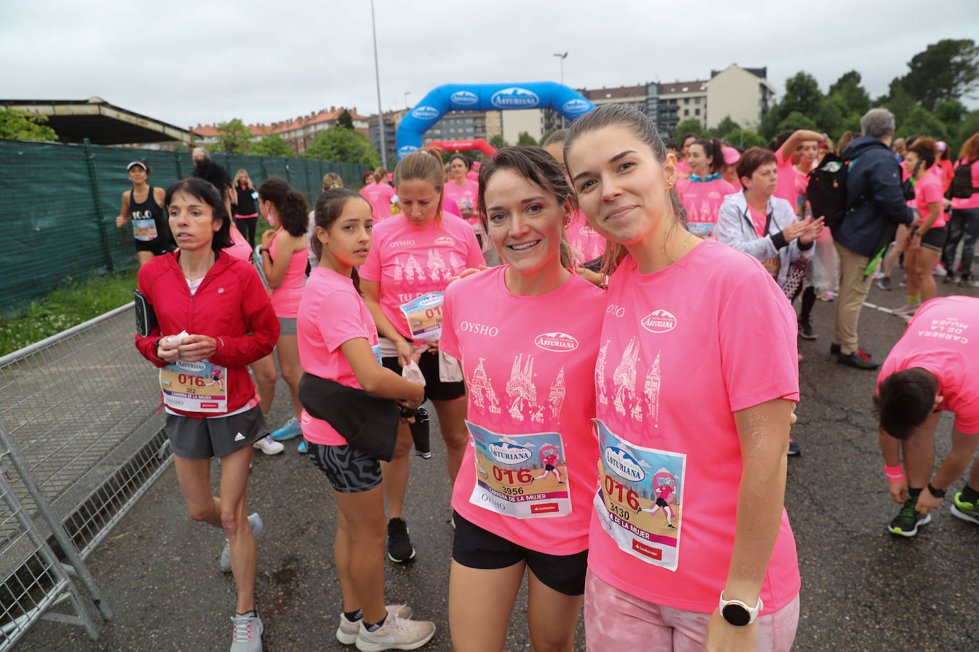 Una enorme marea rosa compuesta por unas 4.500 personas ha inundado este domingo Gijón. La Carrera de la Mujer, organizada por Central Lechera Asturiana, ha regresado a la ciudad en una jornada festiva, reivindicativa y solidaria. Las corredoras han completado los 5 kilómetros con salida en la Avenida Albert Einstein y meta en Las Mestas, y después se han sumado al festival de aeróbic y fitness de una hora. Justo antes de la salida se ha homenajeado a la alpinista local Rosa Fernández por ser un gran ejemplo para todas las deportistas asturianas. La vencedora ha sido Irene Rivero Miras, del AD Gijón Atletismo, que ha completado la prueba en 21'06. Algunas han ido corriendo y otras caminando, pero todas tenían algo en común: las luchas sociales. 